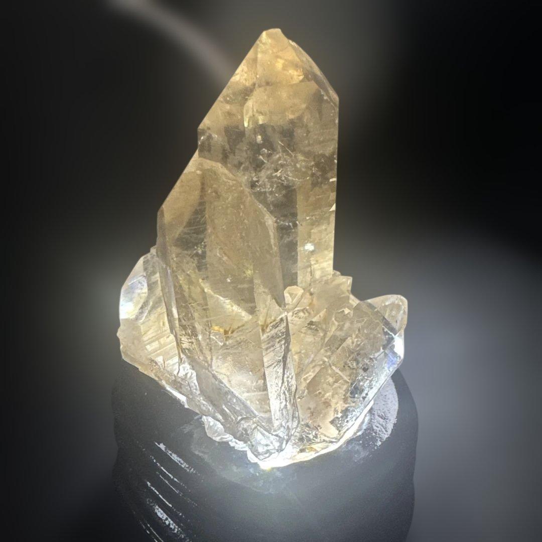 【極上品】希少　ゴールドルチルクォーツ クラスター 光台座付 ブラジル産]ゴールドルチルクォーツ彫刻/布袋様（専用木製台座付