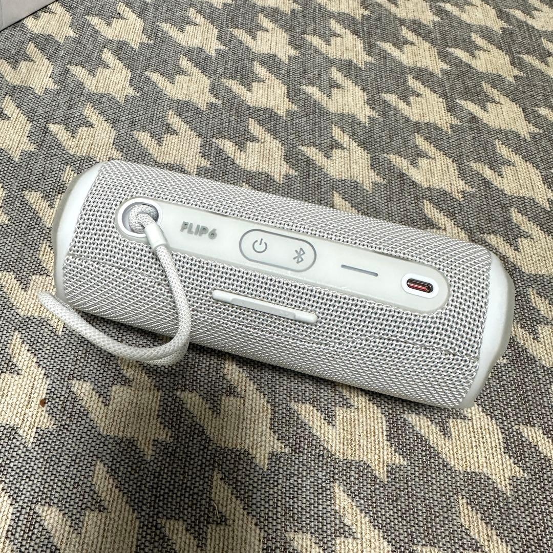 美品 JBL FLIP6 Bluetoothスピーカー ホワイト - メルカリ