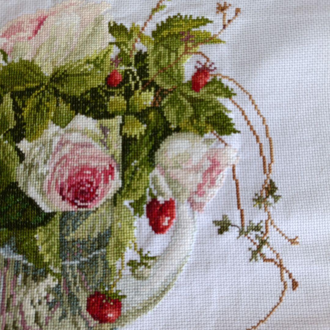 橋本不二子 クロスステッチ完成品 バラとイチゴの刺繍作品 - メルカリ