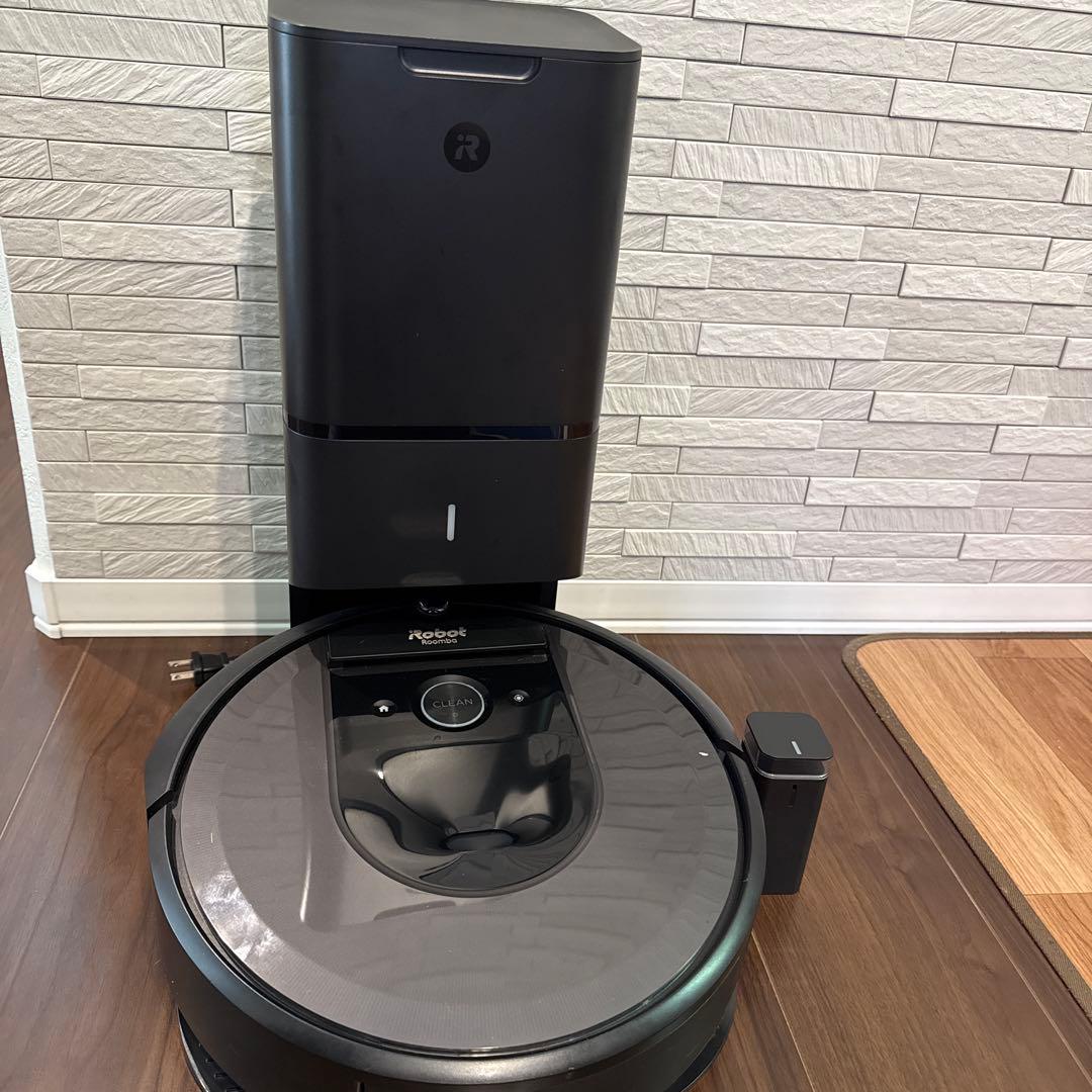 i robot Roomba i7 自動ゴミ排出機能付き 新型ルンバは“自動ごみ収集機”付き。間取り学習対応の「ルンバi7+