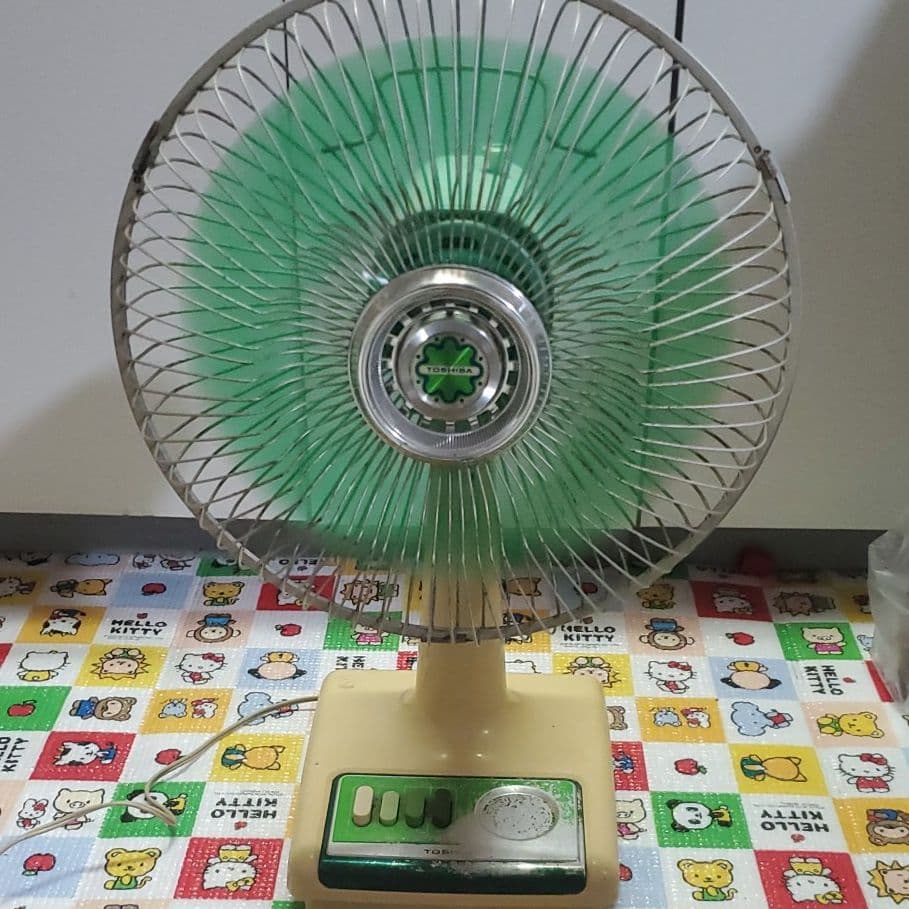 TOSHIBA 昭和レトロ 4枚羽卓上扇風機 動作品 - メルカリ