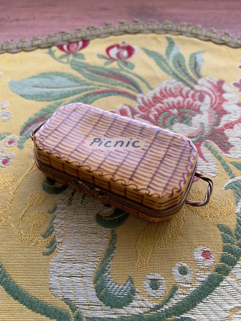 リモージュボックス　フランス製　可愛いバスケット型の小物入れ！カップが入ってる！ リモージュボックス フランス製 可愛いバスケット型の小物入れ！カップ