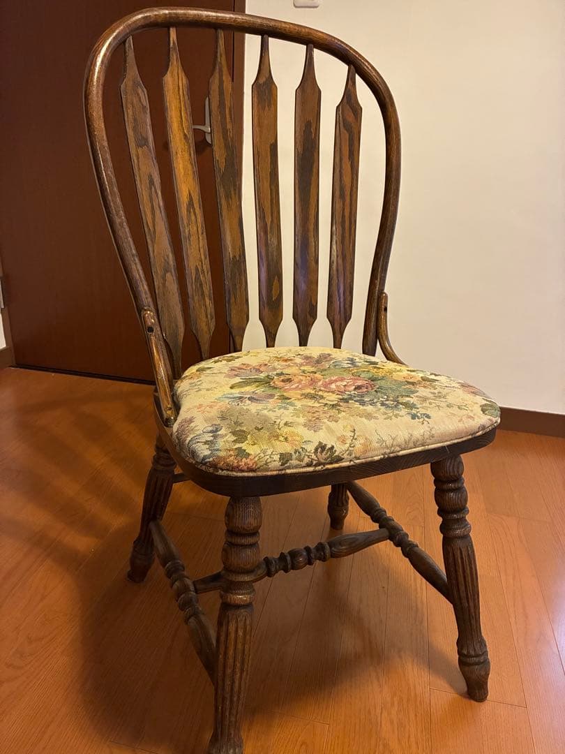 木製スラットバックチェア 花柄クッション プチポワン調のおしゃれなシートクッション、花柄の刺繍が華やかな