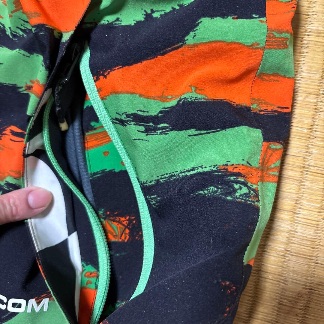 VOLCOM 迷彩柄アウター スノボ スノーボード カモフラ 緑オレンジ