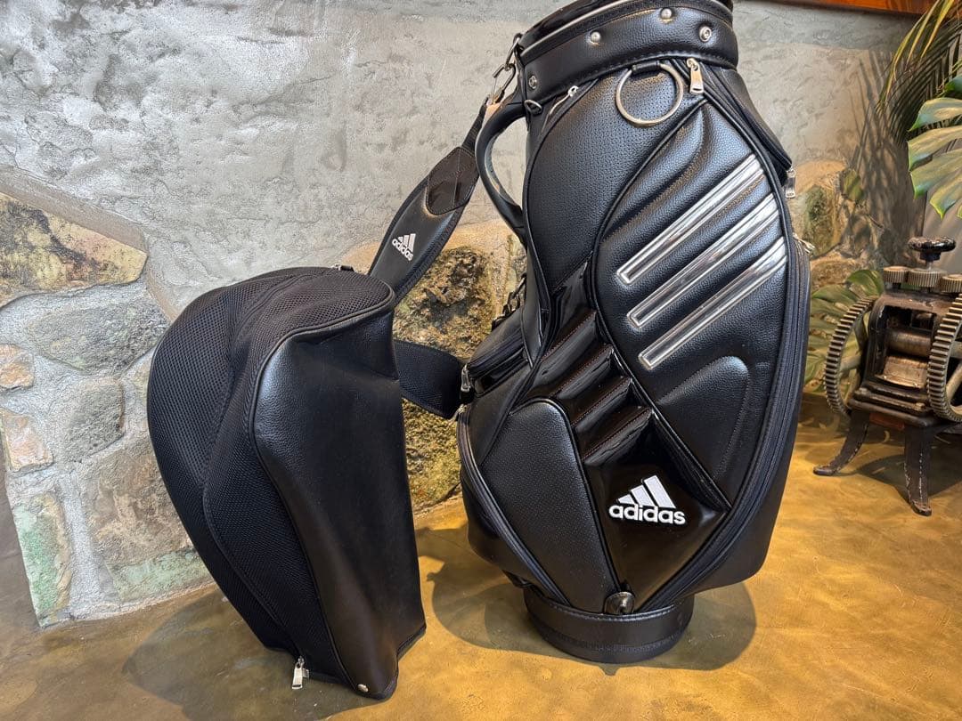 美品⭐︎adidas キャディバッグ ブラックヘッドカバー付き アディダス(adidas) スタンドキャディバッグ メタルロゴ プレミアム