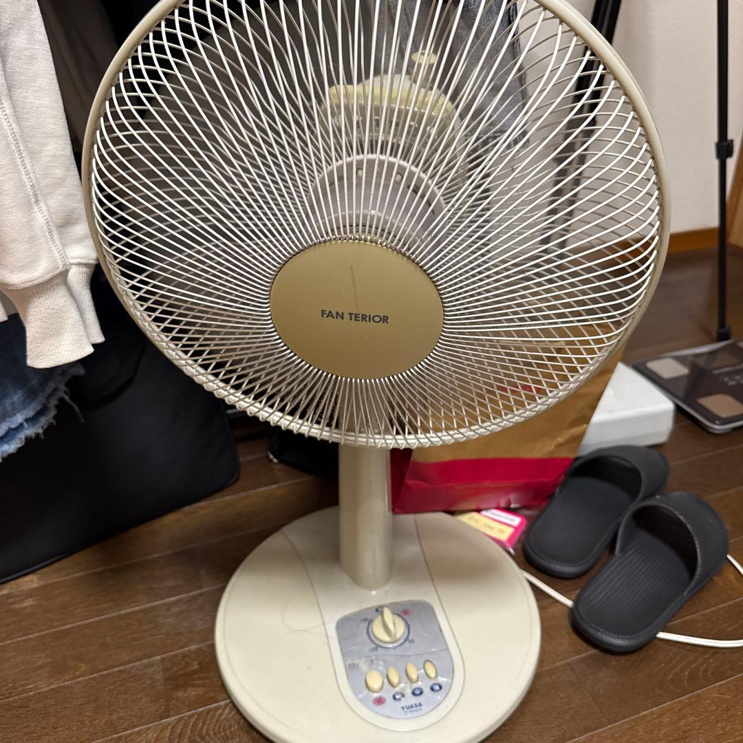 FAN TERRIOR スタンドファン クリーム色 コードレスミニリビングファン 充電スタンド付 PR-F039 | PRISMATE