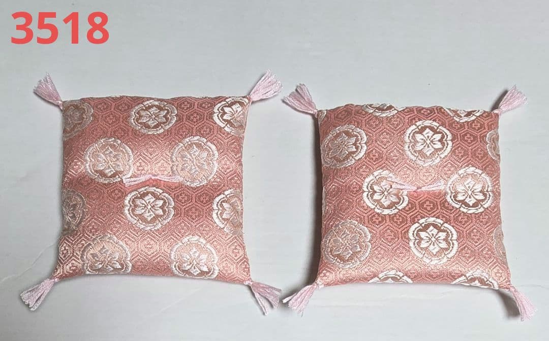 【取置中】3518　座布団　小物用　10cm　ピンク　和柄　金襴　2点 楽天市場】仏具 おりん お花 布団 金襴 座布団 セット 花座布団 ピンク