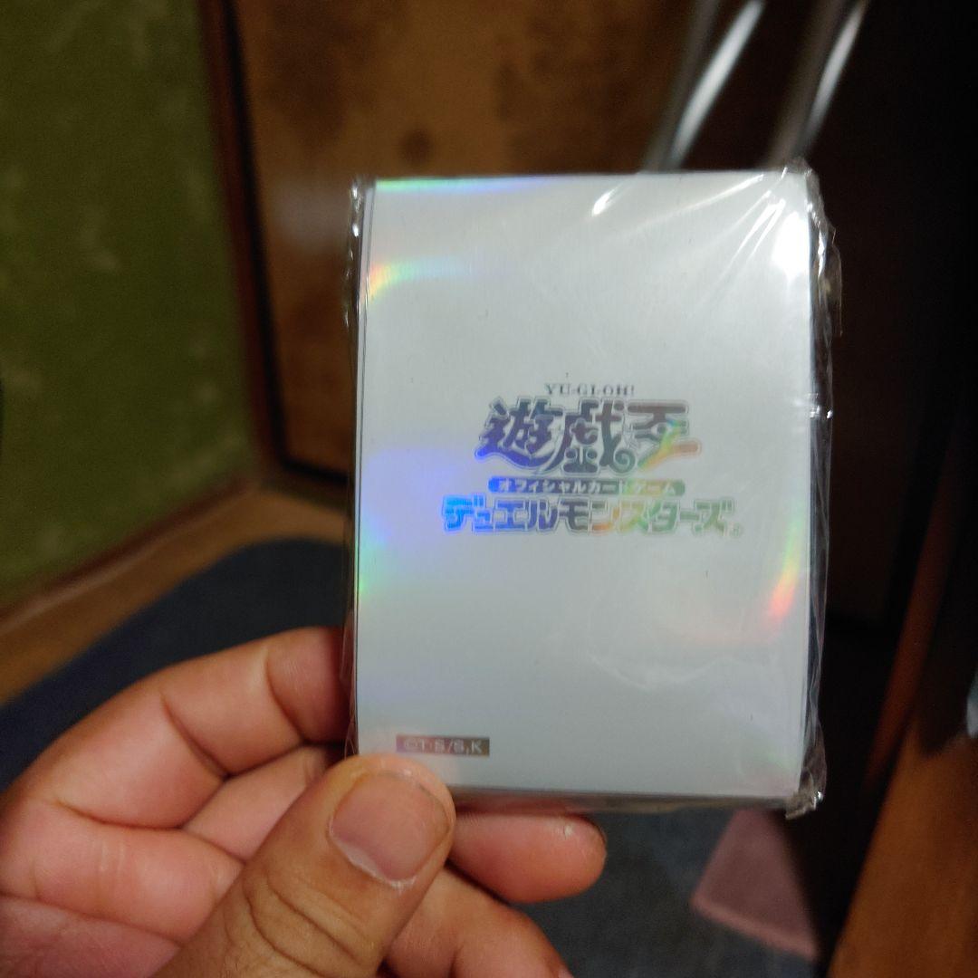 遊戯王 閃光の波動 初期ロゴ スリーブ 白　　未開封　希少 遊戯王 - 閃光の波動 初期ロゴ 白スリーブ 希少の通販 by ピカチュウ