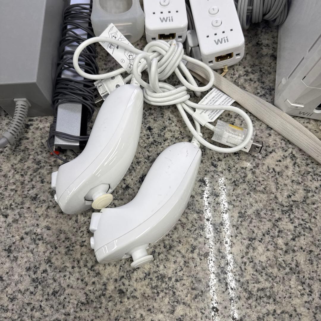 Wii 本体 リモコン2個 ヌンチャク セット テレビゲーム 小物 格安
