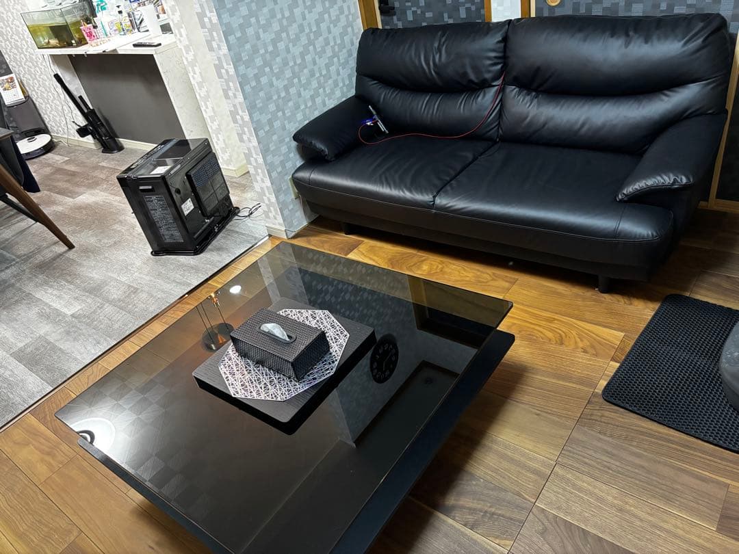 黒いソファと二重層テーブルのセット ニトリ（NITORI） リビングダイニングソファ2点セット(2Pソファ+ベンチ