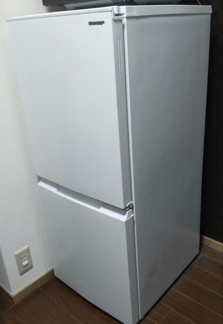 美品　SHARP 冷凍冷蔵庫 SJ-D15J-W 152L　2023年製 Amazon.co.jp: シャープ(SHARP) 冷蔵庫 SJ-D15J-W 幅49.5cm 152L 扉の