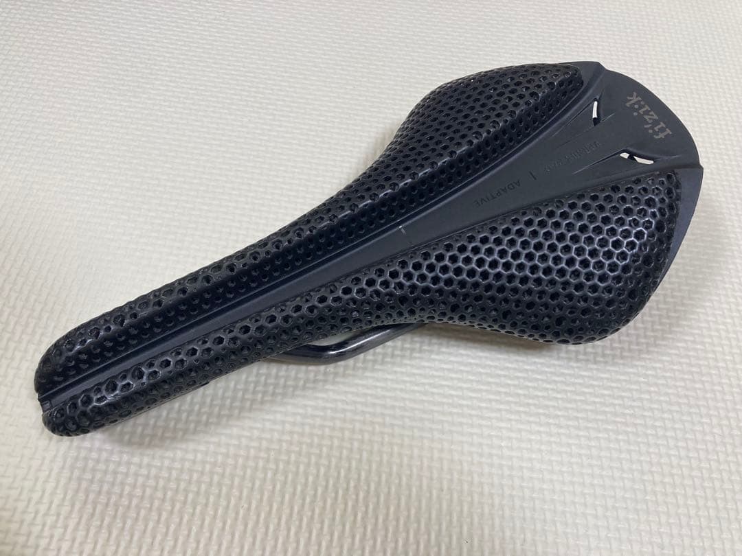 【フィジーク】アンタレス　ヴァーサス　エボ R1 アダプティブ フィジーク：新製品情報】BACK IN BLACK. 未来のサドルをすべての