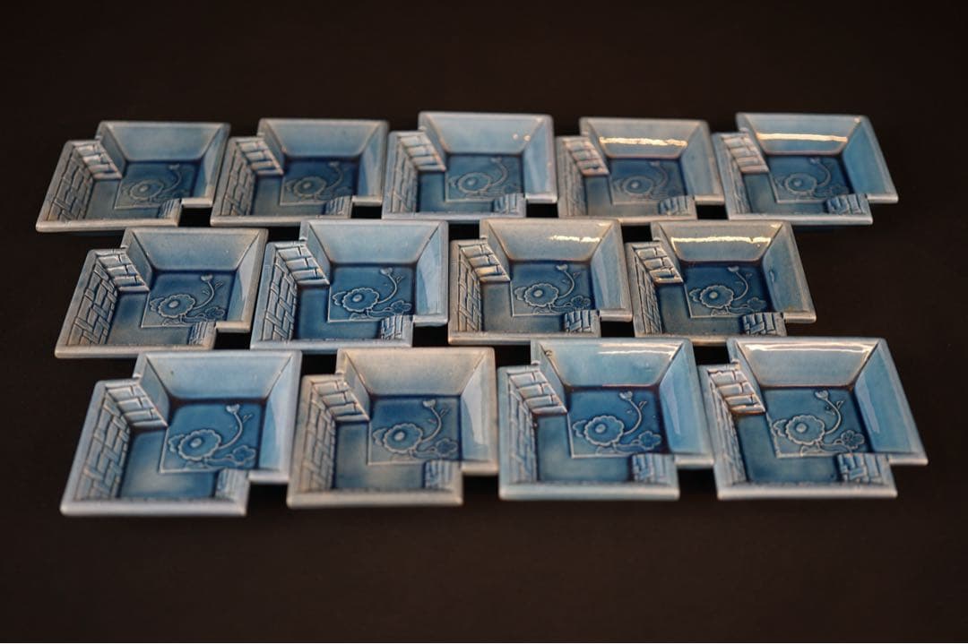 淡路珉平焼 青釉 花文 隅切角小皿 13客 / 角皿 向付 豆皿 懐石料理道具 珉平焼四角小皿 (青・花) – Gallery Nisui