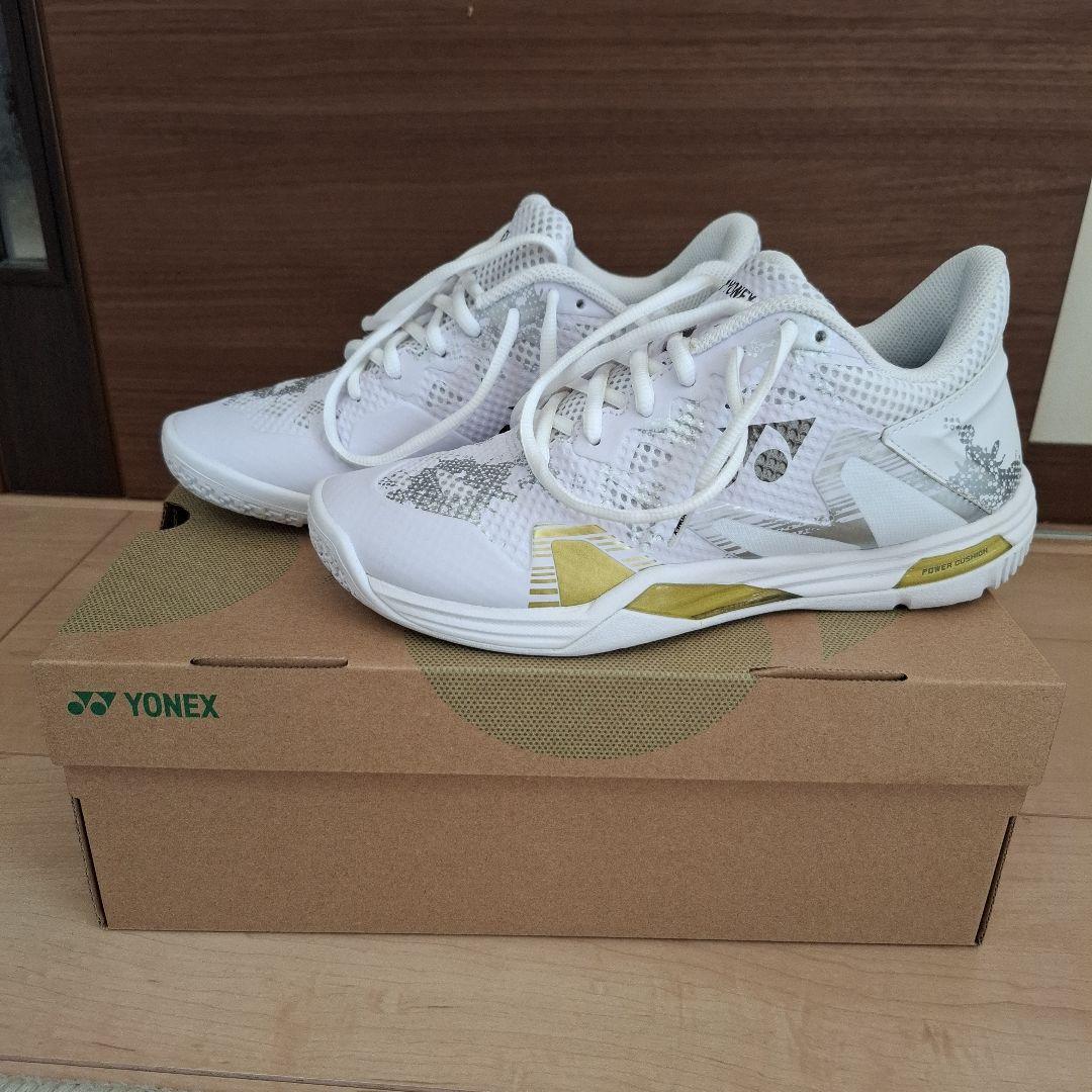 YONEX バドミントンシューズ 24.5cm ホワイト/ゴールド - メルカリ