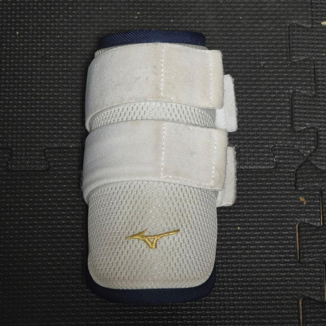 ミズノプロ エルボーガード ホワイト/ネイビー - メルカリ