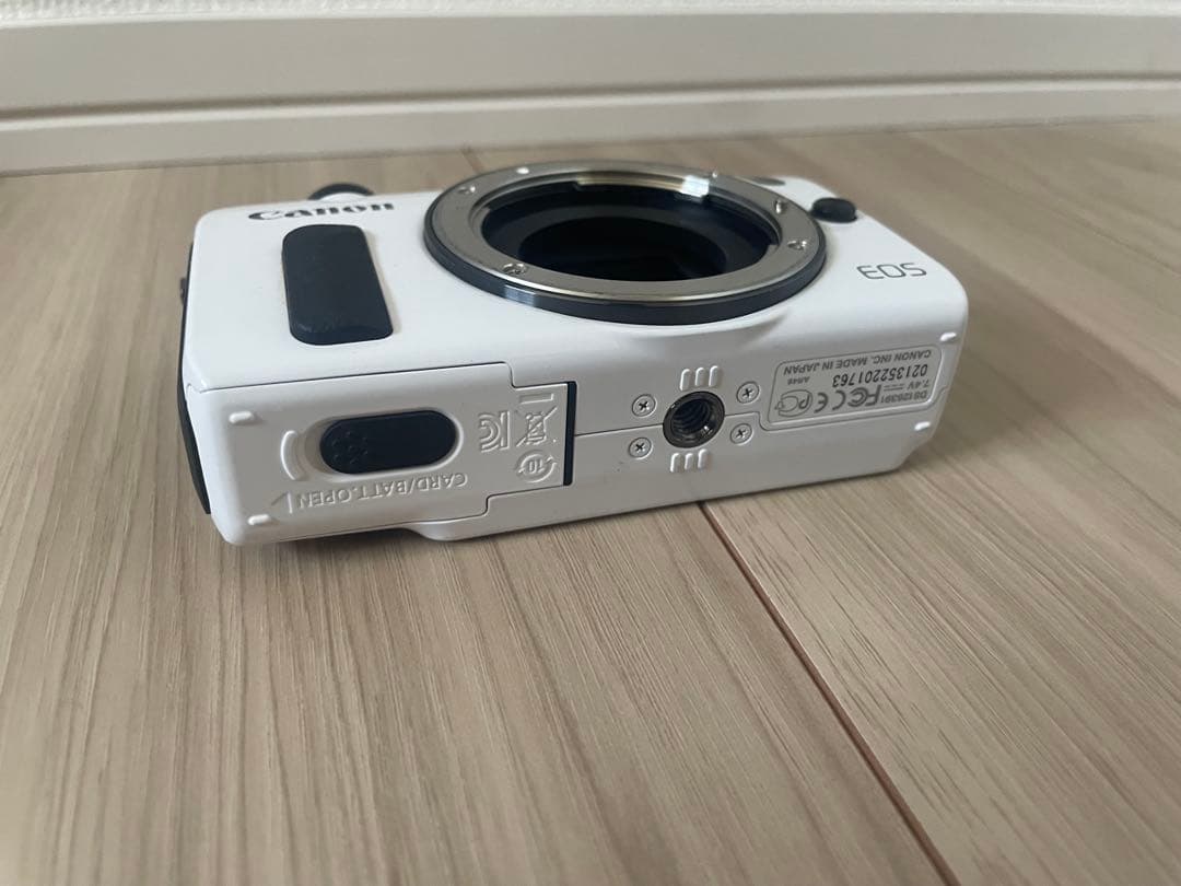 週末限定値下げ】Canon EOS M（ホワイト）・ダブルレンズキット - メルカリ
