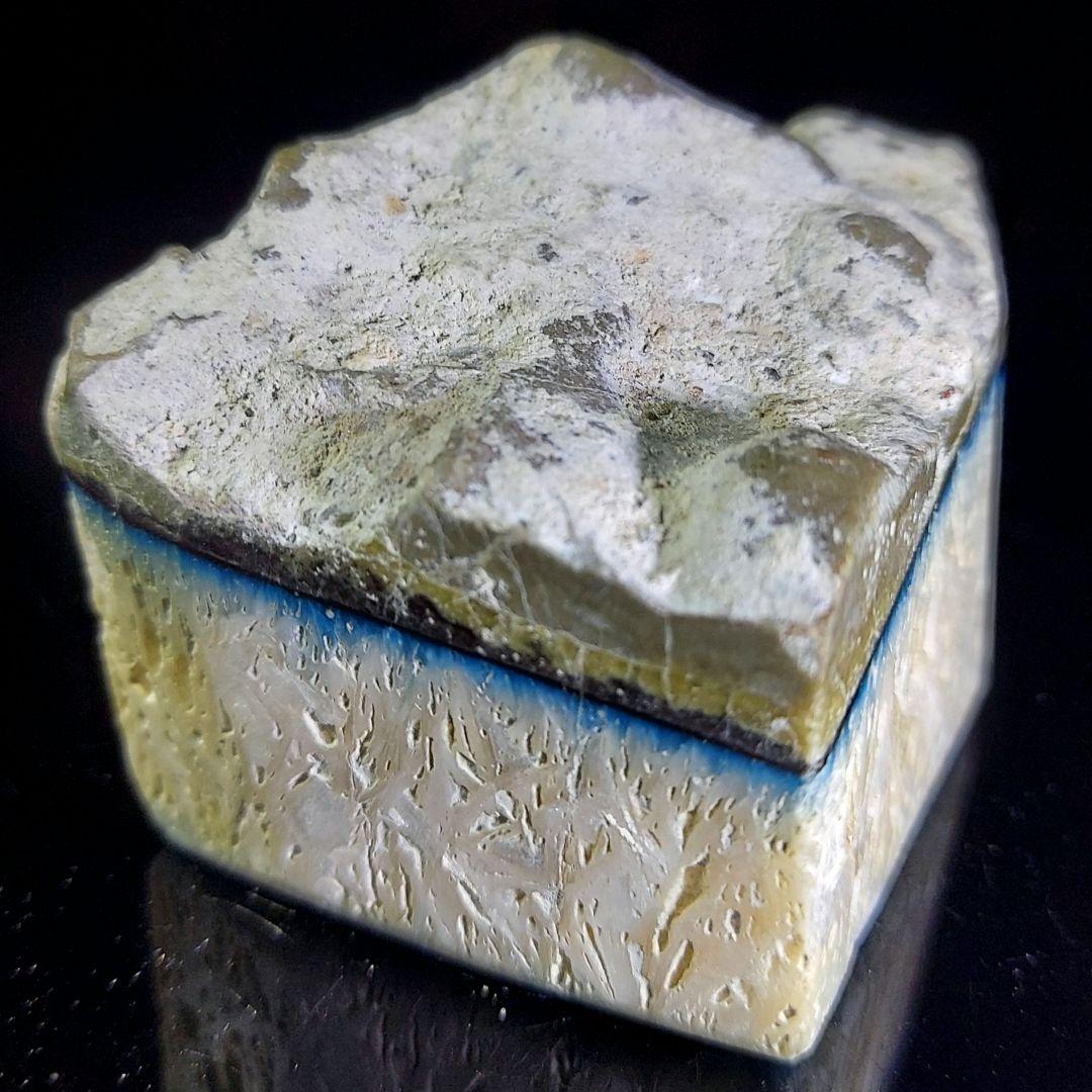 綺麗な星空カラーの激レア石ブルーアイス グレイシアライト原石表面