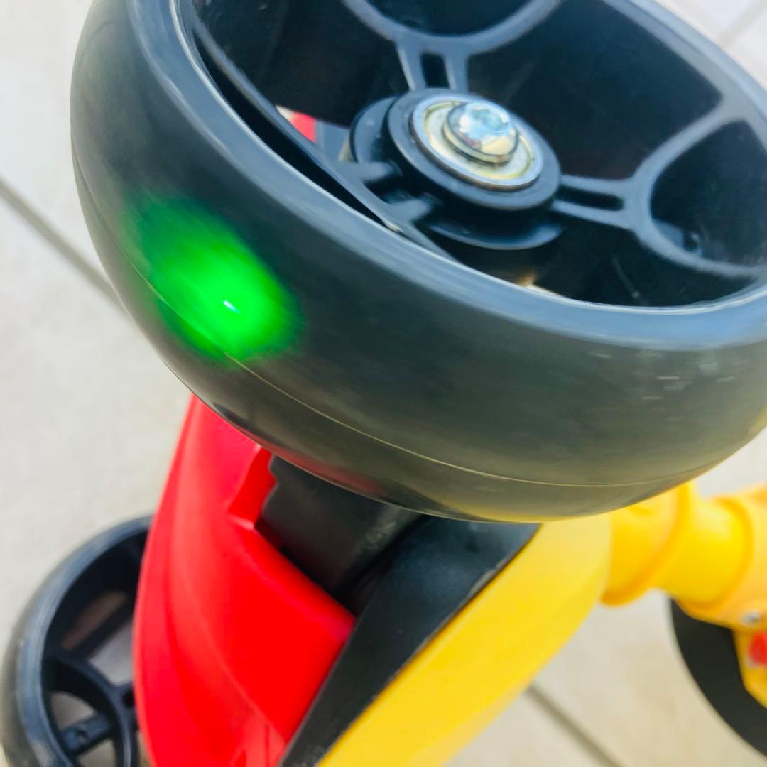 KÜB黄色い三輪スケーターホイール LEDライト 座ったり立ったりして乗れ