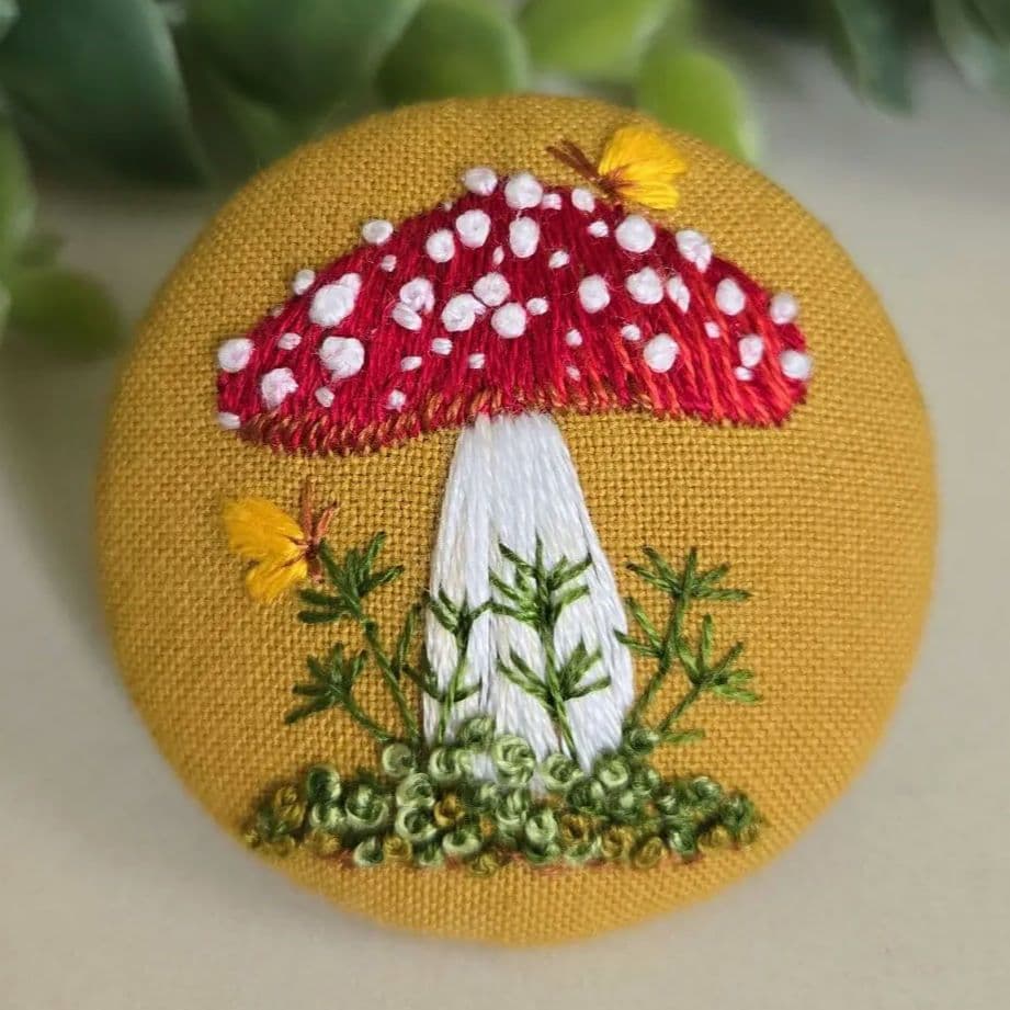 857 きのこ 刺繍ブローチ ハンドメイド - メルカリ