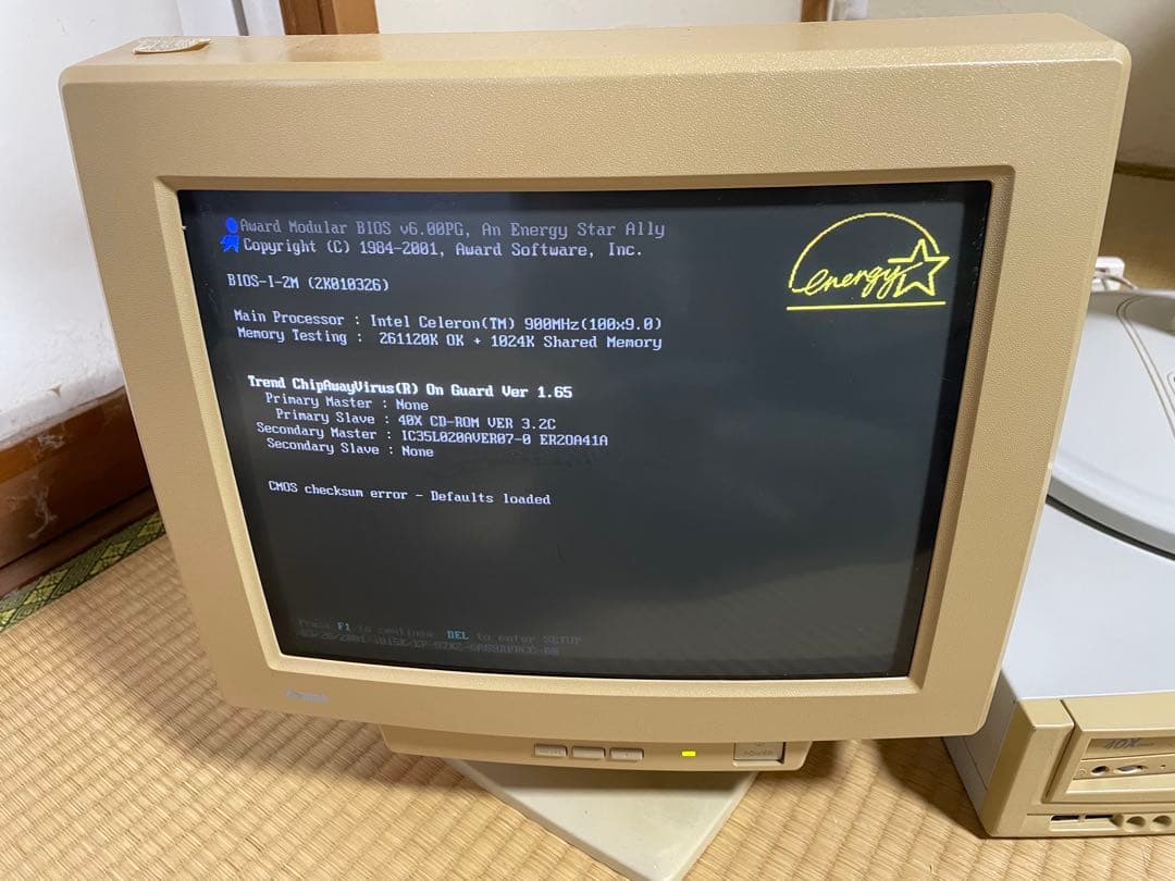昔のレトロなディスクトップパソコン。ハンドメイド、ブラウン管、古い