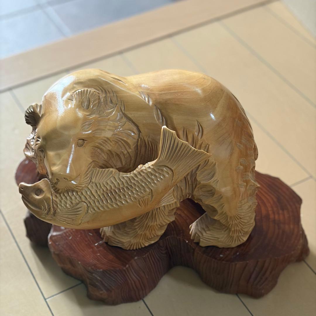 美品】木彫りの熊 鮭くわえ 白木仕上げ 北海道 民芸品 置物 作家物