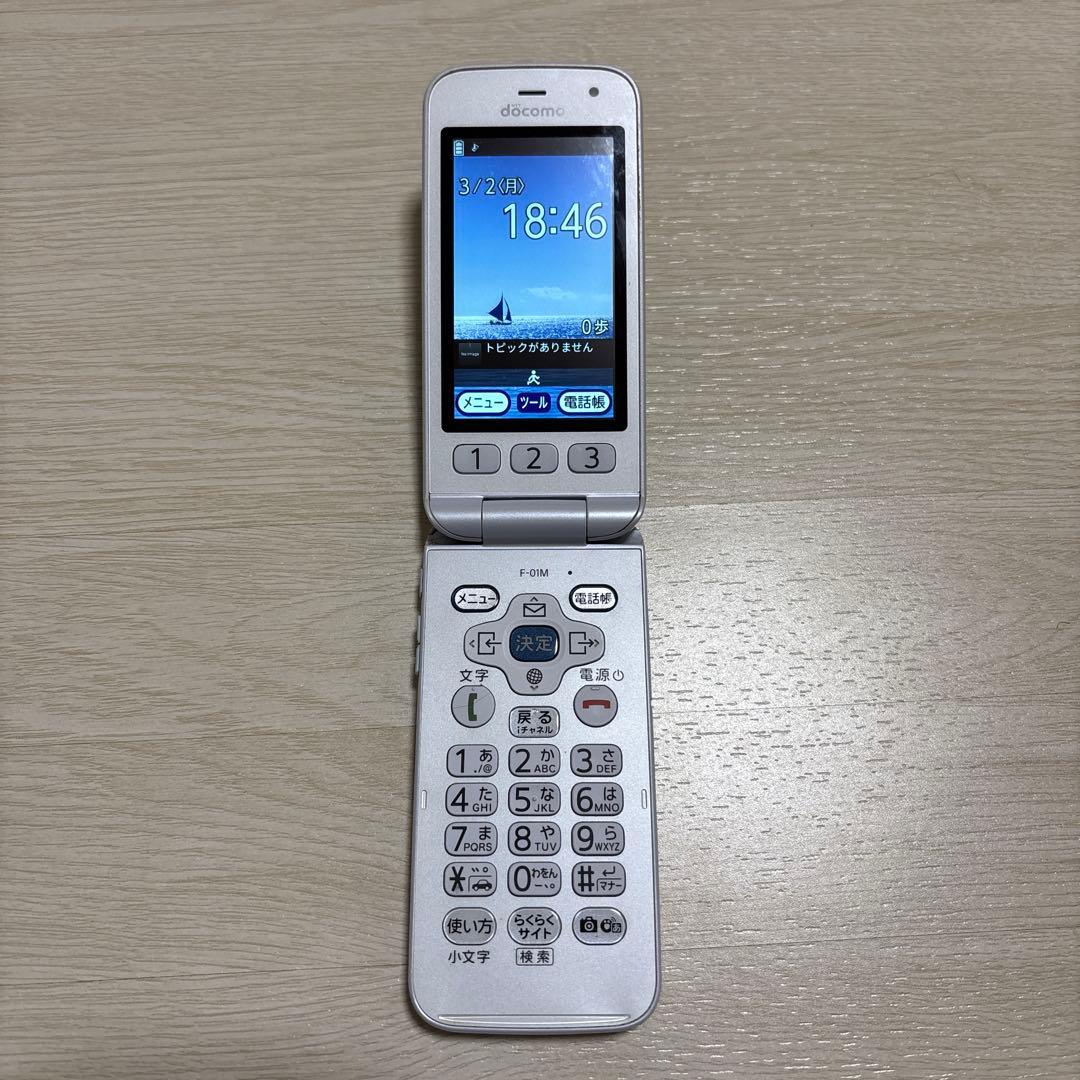 docomo らくらくホン F-01M ホワイト - メルカリ
