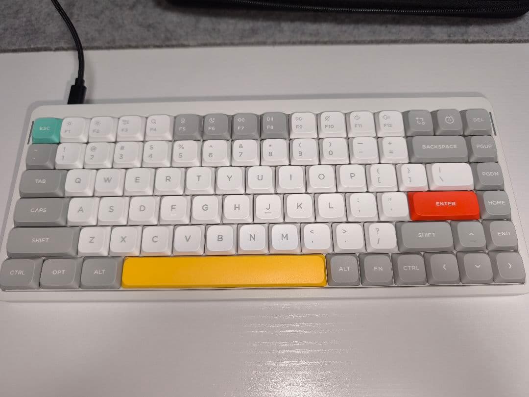 nuphy air75v2（赤軸/ケース付き） - メルカリ