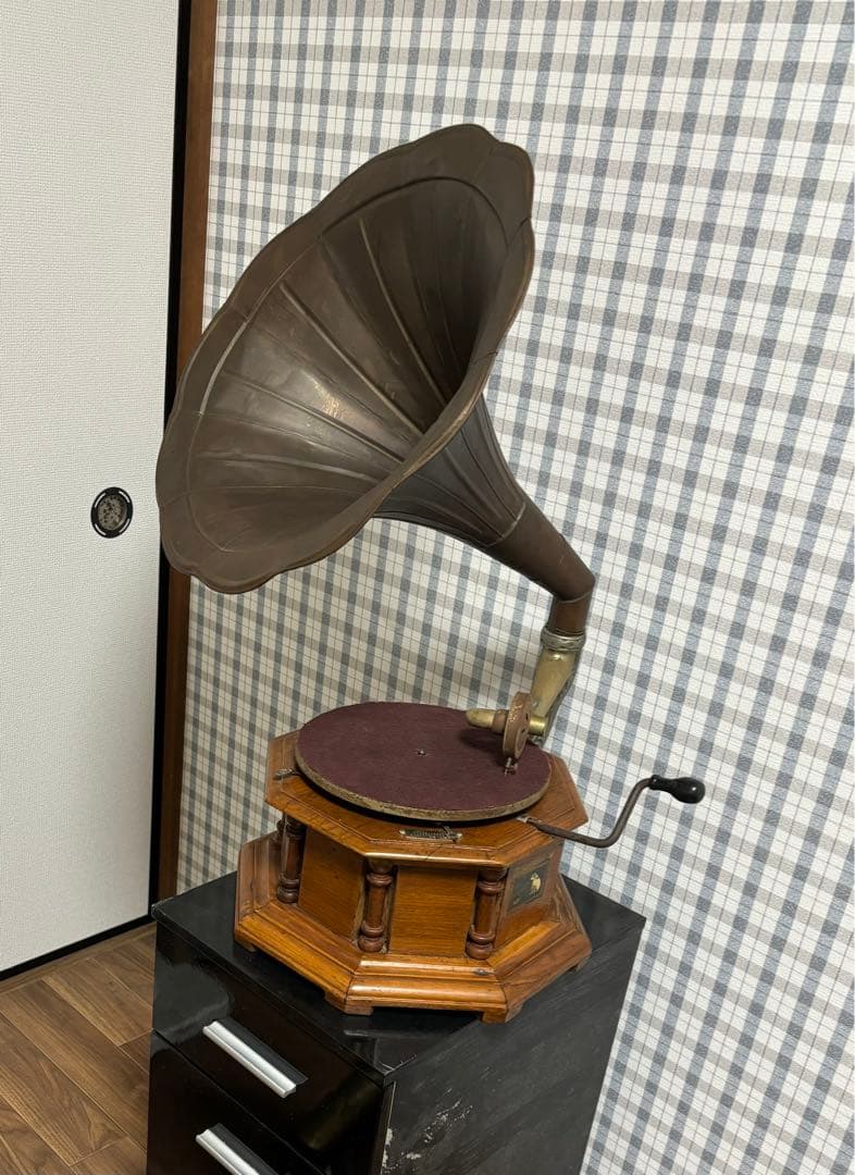 ビクター蓄音機 ラッパ型手回し式八角グラ (Victor) - メルカリ