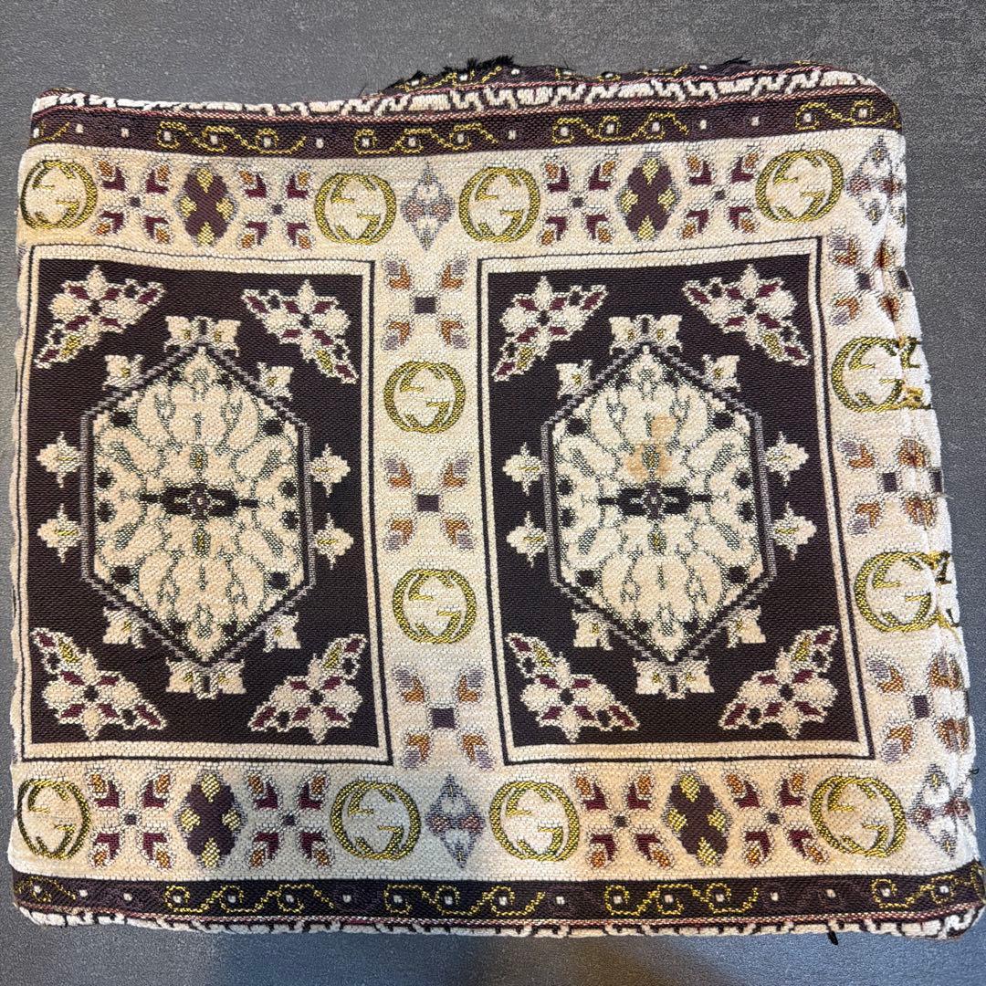 GUCCI グッチ　幾何学模様 クッションカバー　白　☆訳あり Supsale｜スーパーコピーブランド通販専門店 | バッグ・時計・服（代金