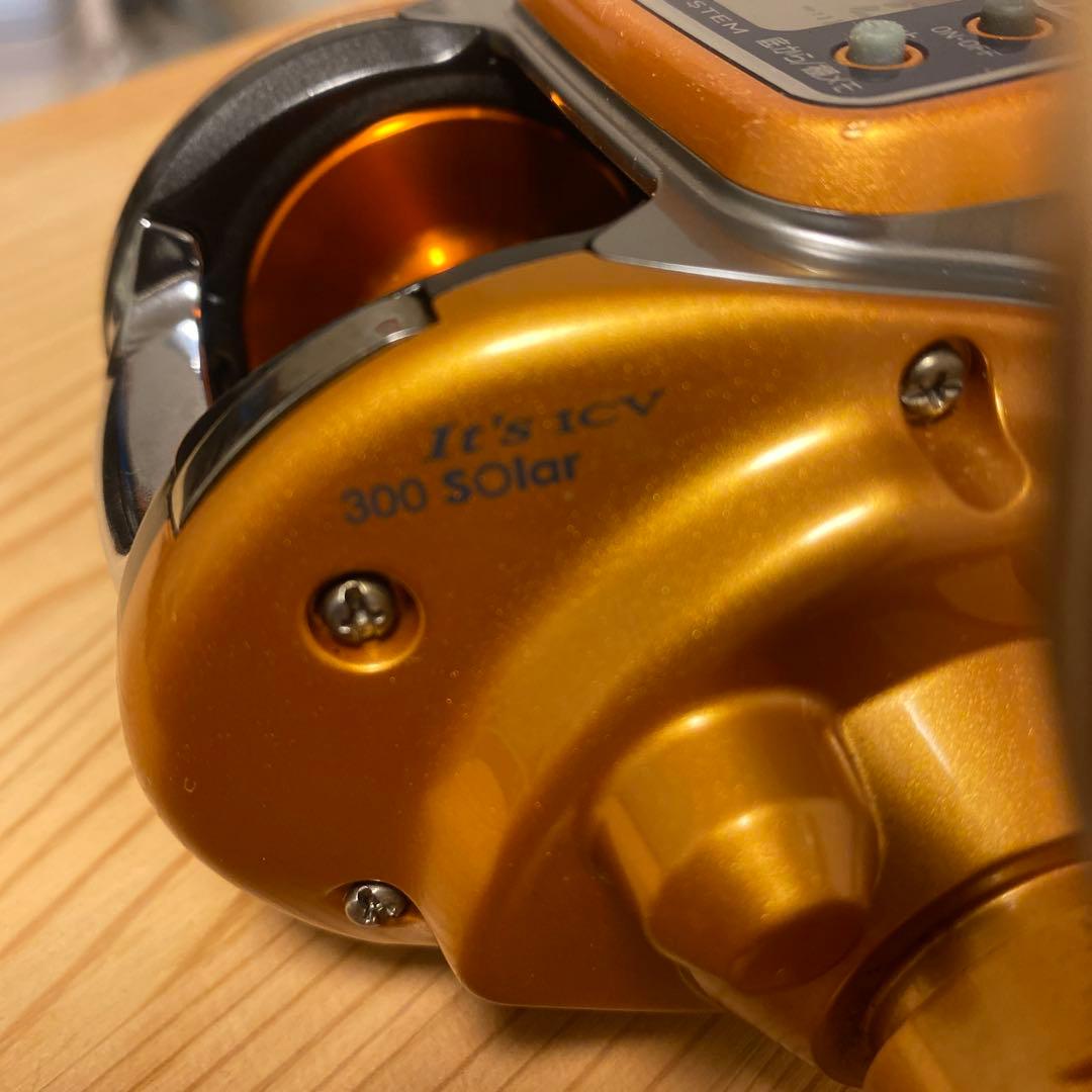 美品 希少 ダイワ イッツICV300ソーラー デジタルカウンター付き両軸リール