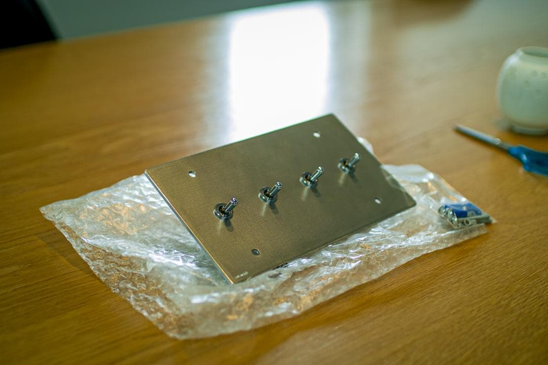 ラスト1個です。新品未使用　ZOLBONNEトグルスイッチ トグルスイッチプレート アルミ・フラット 5連/9口 | 住宅照明用