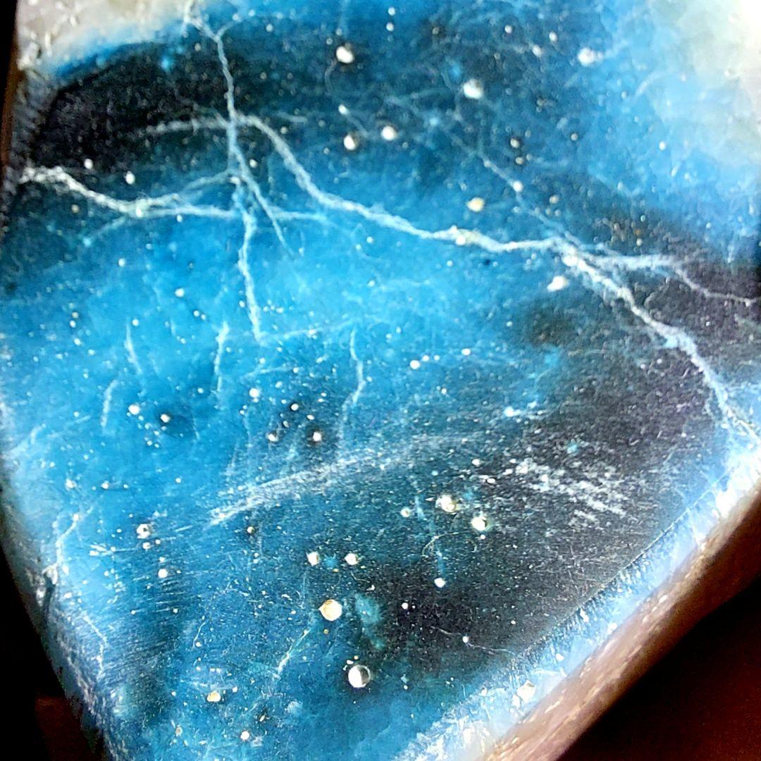 綺麗な色合い♪大きな激レア石 ブルーアイス グレイシアライト 表面