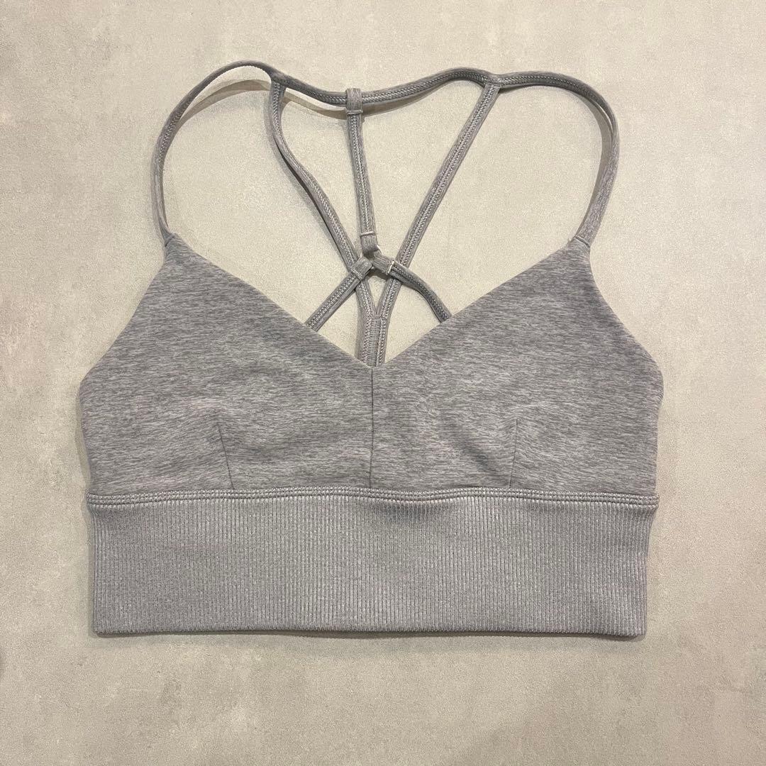 alo yoga グレー クロスストラップ トップス - メルカリ