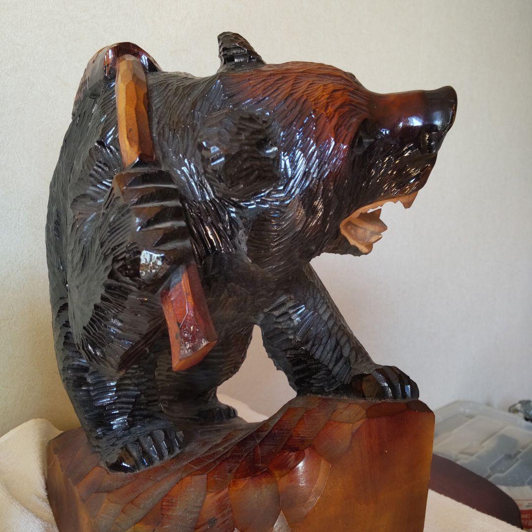 熊 木彫り2頭 鮭背負いと鮭掴み 変わり種 - メルカリ