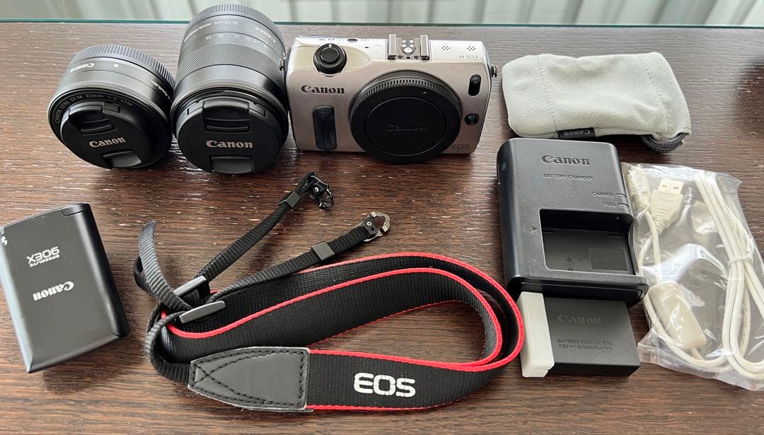 【Tsuki】Canon EOS M ミラーレスカメラ ダブルレンズキット CANON EOS M ダブルレンズキット [レッド] 価格比較 - 価格.com