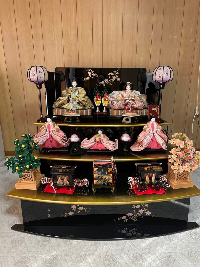 豪華な雛人形セット　三段　本金蒔絵　☆美品☆ 雛人形三段五人飾りセット【A3569】 細部にまでこだわった豪華な刺繍が