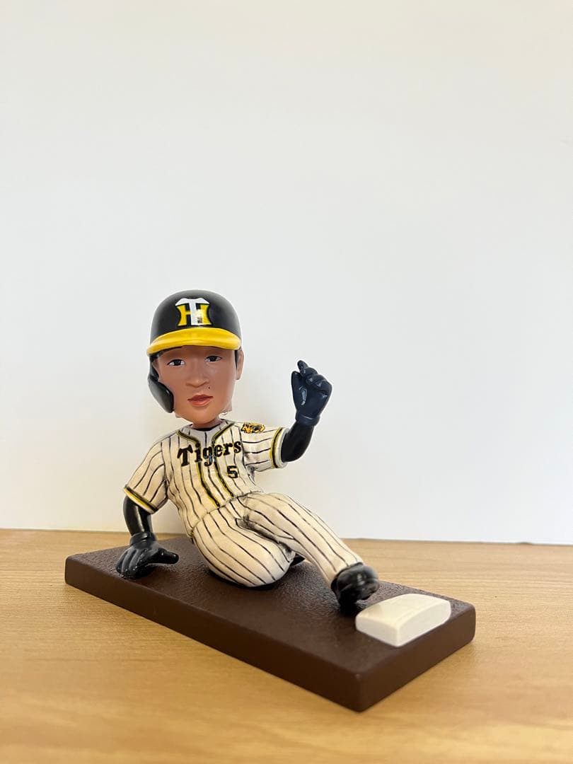 阪神タイガース5近本 ボブルヘッドフィギュア - メルカリ