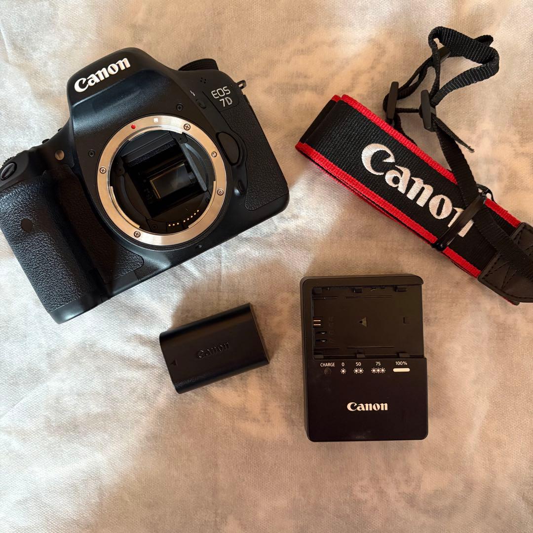 Canon EOS 7D デジタル一眼レフカメラ ボディ Amazon | Canon デジタル一眼レフカメラ EOS 7D ボディ EOS7D