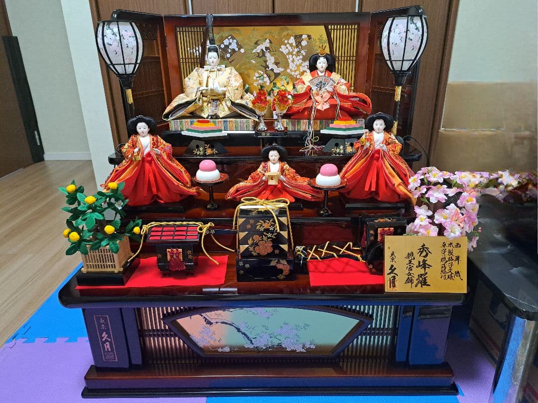 雛人形セット③ 雛人形三段五人飾りセット【A3569】 細部にまでこだわった豪華な刺繍が