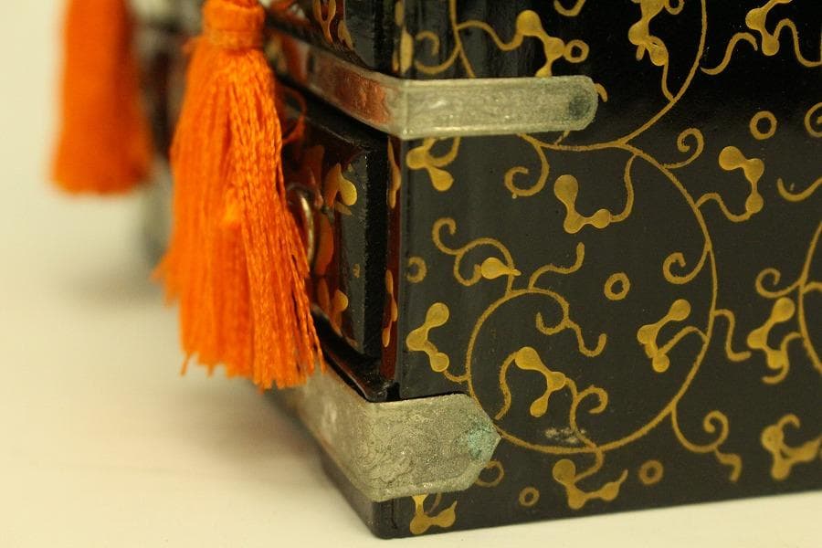 ミニチュア 雛道具 木製 蒔絵家具 重箱 針 鏡 揃い セット(ZE359