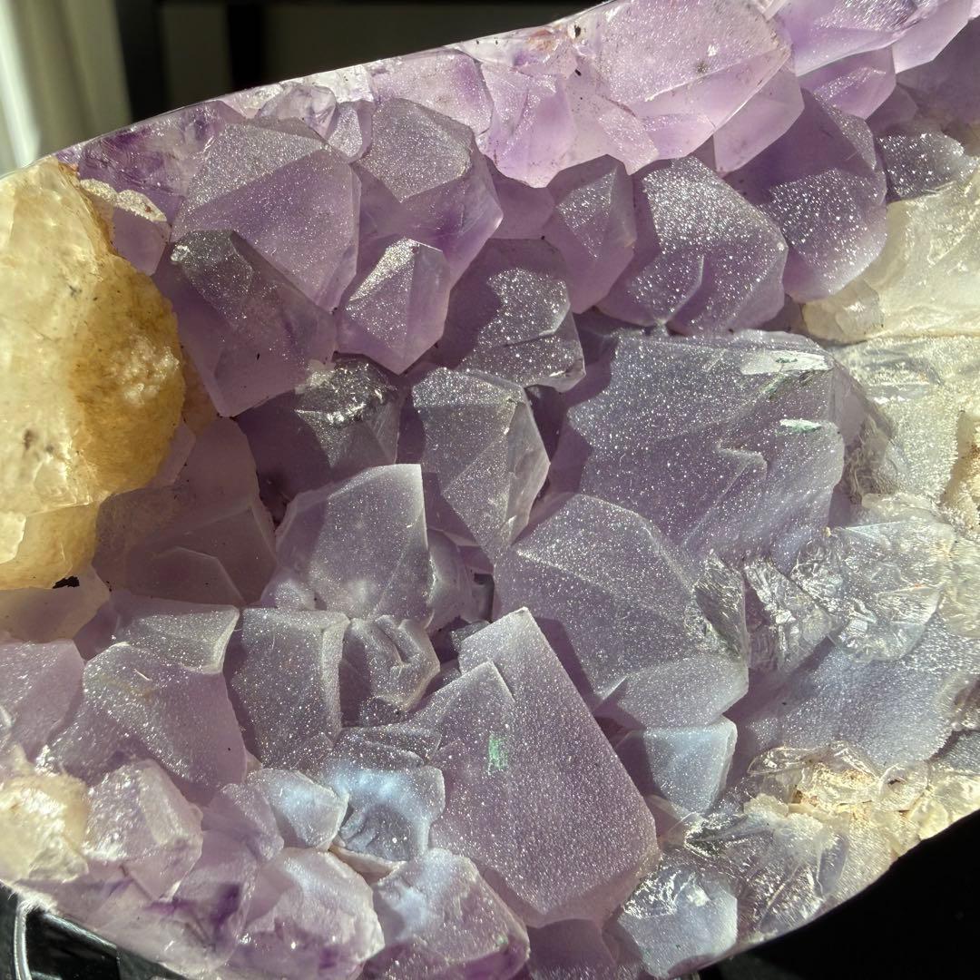 天然石カルサイト共生シュガーアメジストのクラスター 置物NO.022405