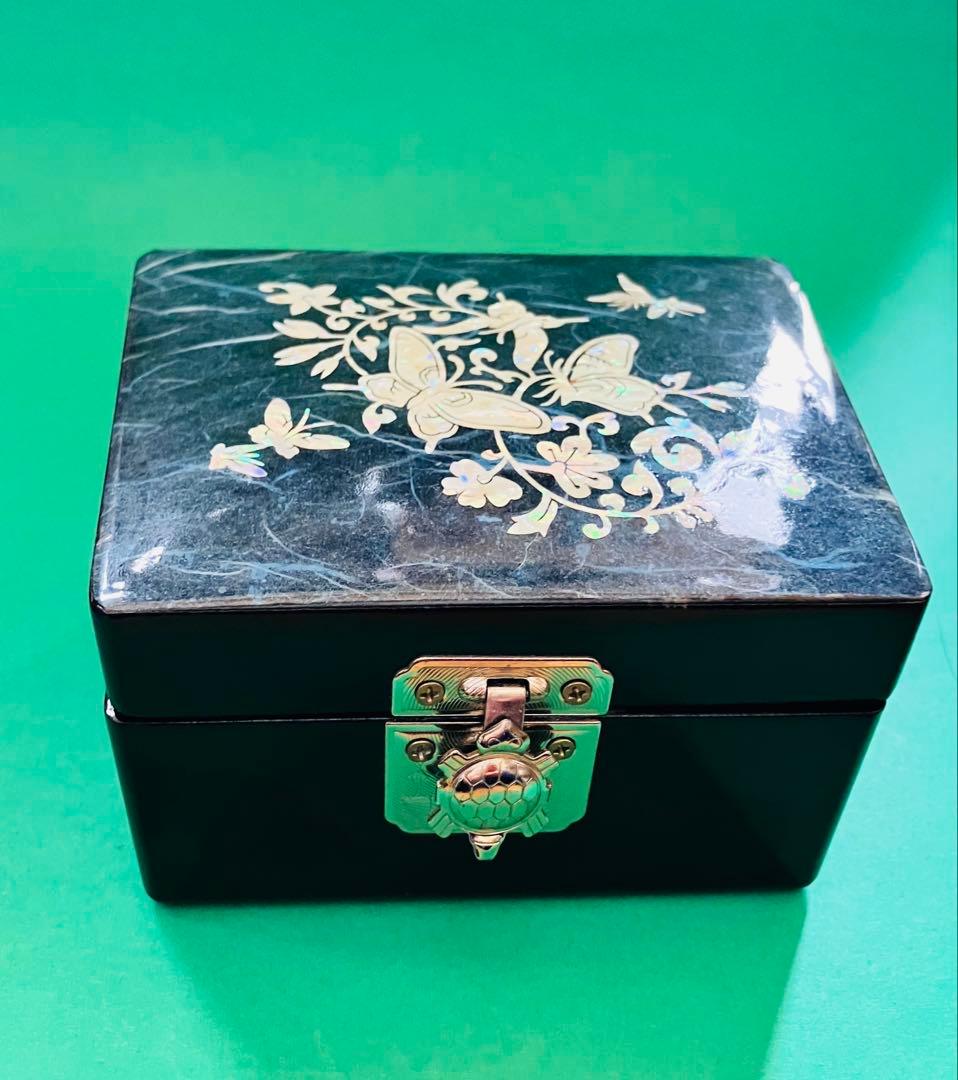 黒い木製 蝶と花のデザイン 宝石箱 貝殻細工 鏡付き 伝統工芸品 ゴージャス 黒い木製 蝶と花のデザイン 宝石箱 貝殻細工 鏡付き 伝統工芸品
