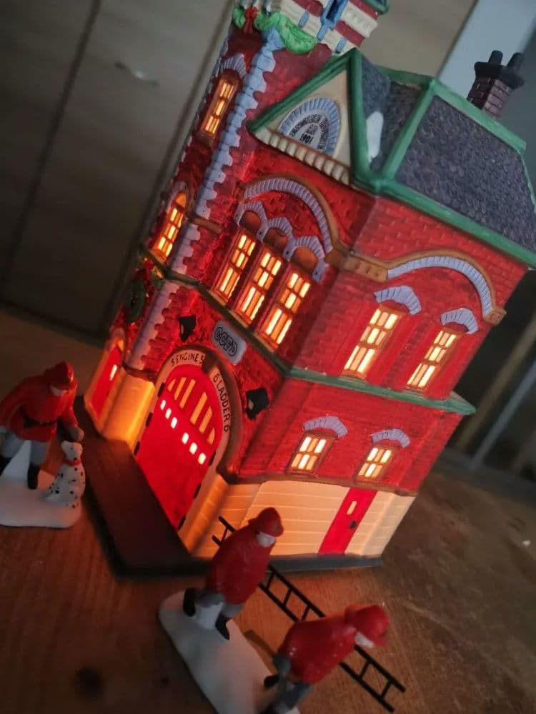 レア　Department 56　ハウスライト　消防署　ビンテージ Amazon.com: Department 56 Christmas in The City Village Engine