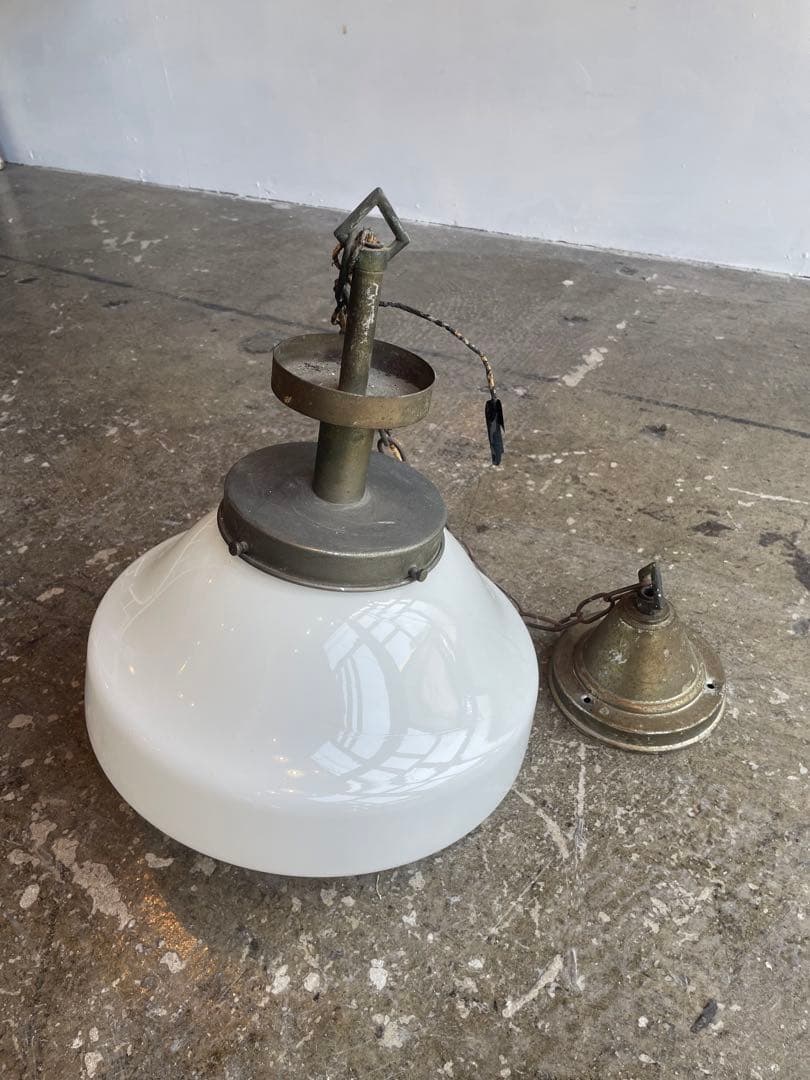 【アンティークライト】ミルクガラス　真鍮　昭和レトロ　 照明　ビンテージ USAヴィンテージミルクガラスフリルシェード真鍮テーブルライト