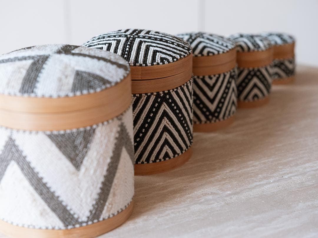 バリ島買付 ビーズ装飾 蓋付きバスケット 直径20cm 未使用 01 - メルカリ