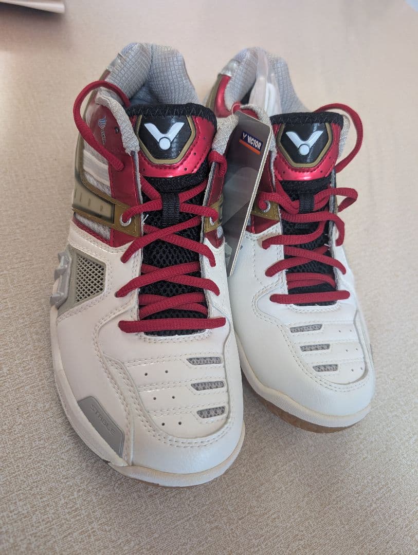 Victor バドミントンシューズ ホワイト/レッド/グレー　27.5 楽天市場】バドミントンシューズ victor（スポーツ・アウトドア）の通販