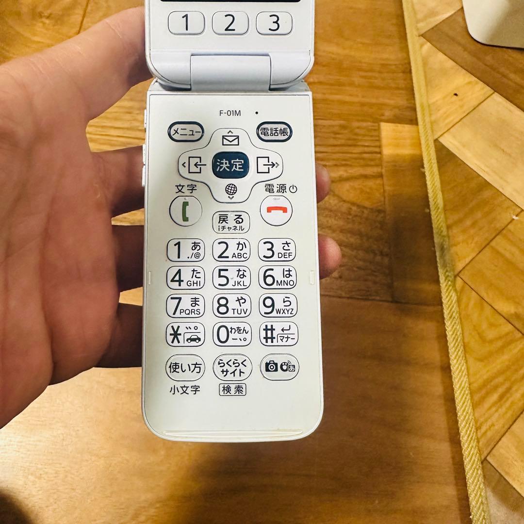 ドコモ らくらくホン F-01M ホワイト通電確認済 初期化済 - メルカリ