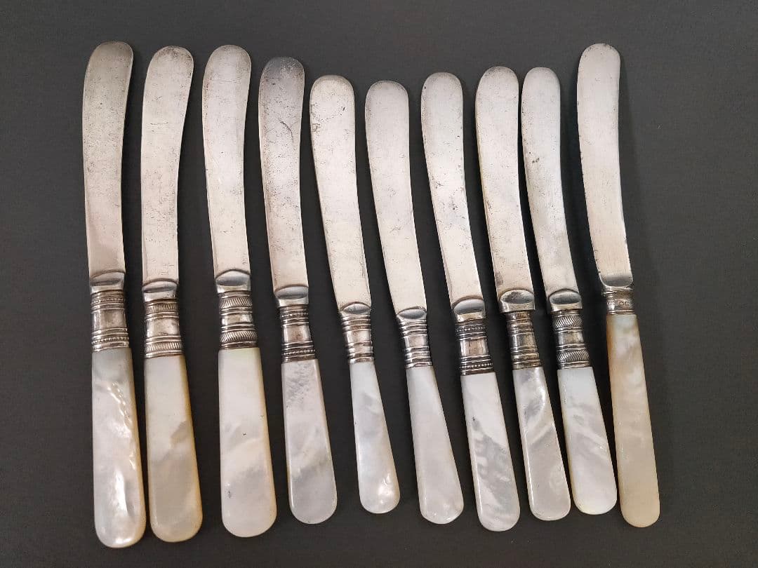 英国製アンティーク 白蝶貝ハンドル 純銀P バターナイフ10本 (L11④) 白蝶貝ハンドル 純銀 バターナイフ | アンティークショップ リベルテ