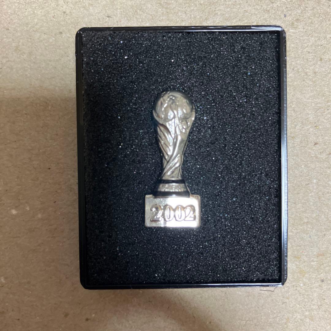 2002年FIFAワールドカップ トロフィー ピンバッジ ピンズ - メルカリ