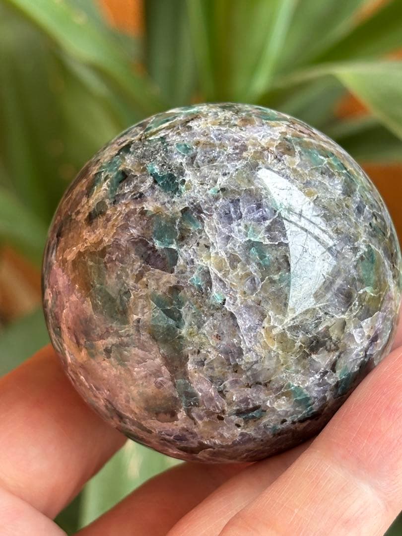 レアストーン　アイオライト&エメラルド&トルマリンの共生　5.5cm スフィア